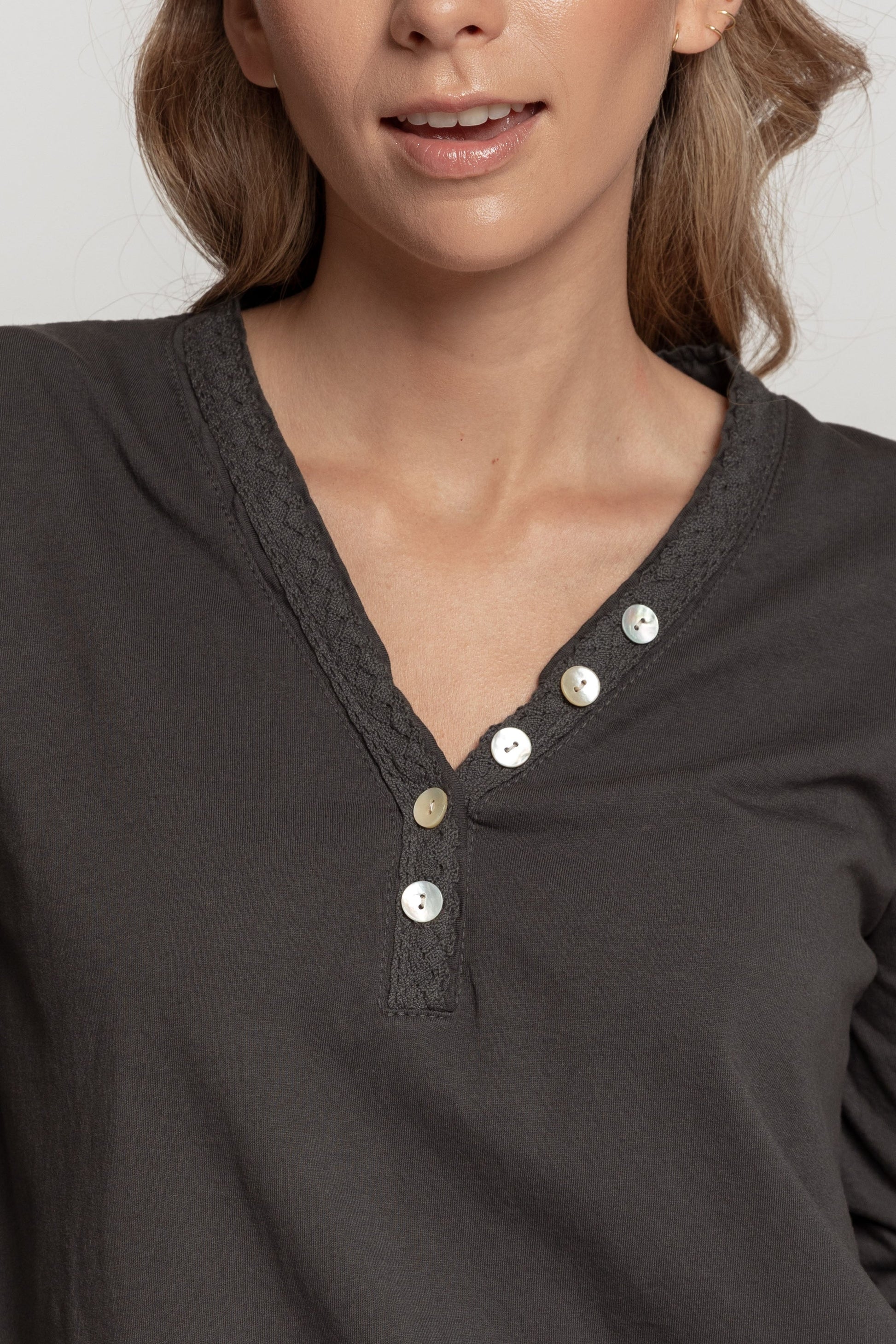 CAMISETA  BOTONES